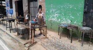 LORETANA FORJA SU FUTURO VENDIENDO PARRILLAS