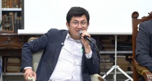 “CON UN HACHA EN LA MANO” EXPONE LA VIOLENCIA Y LA LIBERTAD