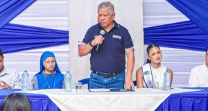 TÍO VLADI Y UN MAL EJEMPLO PARA LAS NIÑAS… IMAGEN INSTITUCIONAL DIFUNDE FOTO CON BOCHORNOSA ACTITUD….