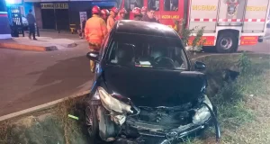 Trujillo: Chofer se da a la fuga tras chocar con auto y dejar herida a mujer en Urb. California