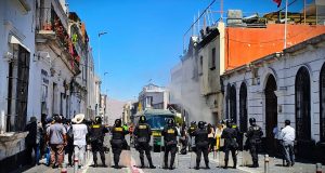 Arequipa: extranjeros vs. PNP en desalojo de discoteca LGTB Imperio, en Centro Histórico (VIDEO)