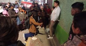 Juliaca: Madre de joven desaparecido implora justicia de rodillas tras liberación de sospechosos