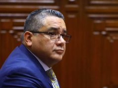 CONGRESO REÚNE FIRMAS PARA CENSURAR A SANTIVÁÑEZ