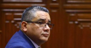 CONGRESO REÚNE FIRMAS PARA CENSURAR A SANTIVÁÑEZ