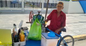 18 AÑOS ENDULZANDO A LOS ESCOLARES CON SUS RASPADILLAS
