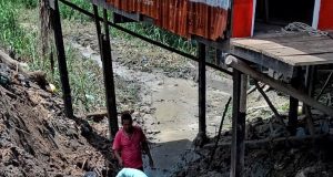 MUNICIPALIDAD DE PUNCHANA MEJORA DRENAJE PLUVIAL CON LA RETROEXCAVADORA EN EL A.H. DELICIA MANZUR