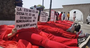 Activistas protestan frente a Municipalidad de Yanahuara en defensa de la Educación Sexual Integral en Arequipa
