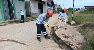 CONTINÚA LIMPIEZA DE CUNETAS EN SAN LORENZO