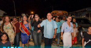 MÁS DE 50 FAMILIAS DE CALIPSO CELEBRAN LA LLEGADA DEL ALUMBRADO ELÉCTRICO EN UNA NOCHE HISTÓRICA