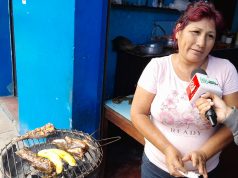 ASANDO PESCADO Y CON TACACHO SACA ADELANTE A SU FAMILIA