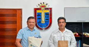 POBLADORES DE IQUITOS SE QUEJAN POR CORTE DE ENERGÍA Y TÍO VLADI Y GERENTE DE ELOR INTERCAMBIAN REGALITOS