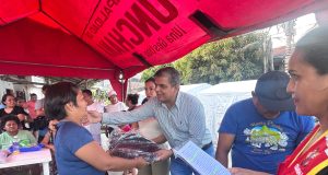 ALCALDE OLMEX ESCALANTE ENTREGA MOCHILAS Y MENSAJE DE ESPERANZA A NIÑOS DAMNIFICADOS DEL INCENDIO EN PUNCHANA