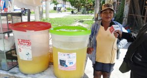 SALE ADELANTE CON SUS REFRESCOS Y COCO HELADO