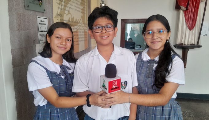 NOTA 5 MIKAELA BAQUERIZO ANDI, IGNACIO ALVARADO MENDO Y RAFAELA GÁLVEZ ZAGACETA (2)