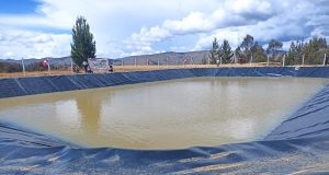 Pequeños productores de Quispicanchi reciben microreservorios para impulsar producción agropecuaria