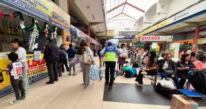 Pasajeros abarrotan terminal terrestre de Ayacucho mientras boletos a Lima superan los 200 soles