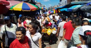 VENDEDORES SIGUEN OCUPANDO CALLES DEL MERCADO DE BELÉN
