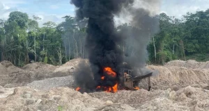 Golpe a la minería ilegal en la selva central: Fiscalía destruye maquinaria y campamentos en Yuyapichis