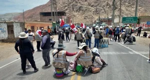 Comienzan los bloqueos en la Panamericana Sur: Mineros informales cierran carretera en Ocoña exigiendo el Reinfo