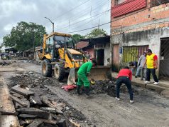 MUNICIPALIDAD DE PUNCHANA INTERVIENE EN LA LIMPIEZA DE ESCOMBROS EN LA CASONA DE CONTINGENCIA DEL MERCADO NANAY AFECTADA POR FUERTES VIENTOS