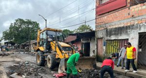 MUNICIPALIDAD DE PUNCHANA INTERVIENE EN LA LIMPIEZA DE ESCOMBROS EN LA CASONA DE CONTINGENCIA DEL MERCADO NANAY AFECTADA POR FUERTES VIENTOS