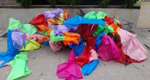 EL TÍO VLADI HACE HISTORIA EN MAYNAS: PARAGUAS DECORATIVOS TERMINAN EN EL SUELO EN LA ALAMEDA