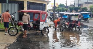 LLUVIAS CONVIERTEN AV. LA MARINA EN LAVADERO IMPROVISADO