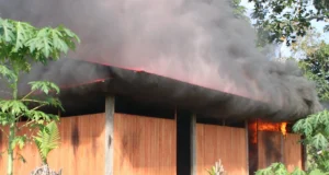 Incendian puesto indígena que bloqueaba el ingreso de insumos para la minería ilegal en el Bajo Santiago