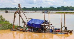Contraloría advierte riesgos ambientales por minería en la quebrada Guacamayo, en Madre de Dios