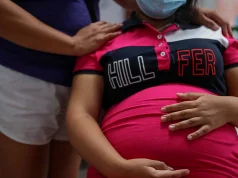 Especialistas advierten que maternidad temprana expone a adolescentes a depresión, ansiedad y crisis de identidad