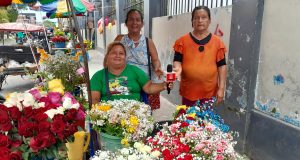 PROHÍBEN A VENDEDORAS DE FLORES GUARDAR MERCADERÍA EN CEMENTERIO DE IQUITOS