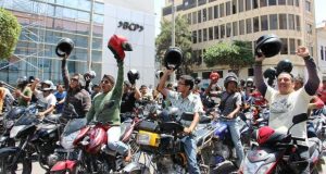 Motociclistas y Ejecutivo acuerdan revisar restricciones y falta de placas