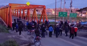 Protestantes bloquean puente de Ilave y paralizan vía hacia Bolivia