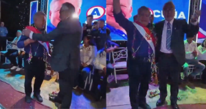 Rector de la UNSAAC coloca banda presidencial simbólica a César Acuña durante campaña electoral en Cusco