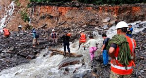 Rescatan a familias que quedaron atrapadas por huaicos tras fuertes lluvias en el Vraem