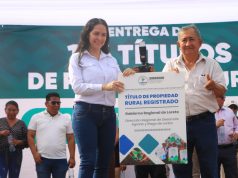 ALCALDESA DE MAYNAS FELICITÓ A CADA UNO DE LOS POBLADORES QUE RECIBIERON SU TÍTULO DE PROPIEDAD