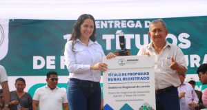 ALCALDESA DE MAYNAS FELICITÓ A CADA UNO DE LOS POBLADORES QUE RECIBIERON SU TÍTULO DE PROPIEDAD