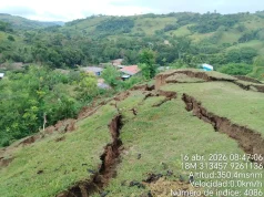 San Martín: Suelo se hunde y abre grietas que ponen en riesgo viviendas y colegio