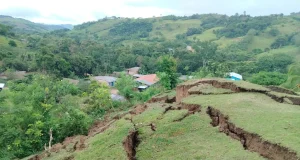 San Martín: Suelo se hunde y abre grietas que ponen en riesgo viviendas y colegio
