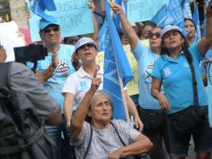 SIMPATIZANTES DE JHON RIVAS SE MOVILIZAN FRENTE A LA ODPE MAYNAS DENUNCIANDO IRREGULARIDADES EN EL CONTEO