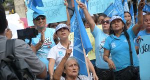 SIMPATIZANTES DE JHON RIVAS SE MOVILIZAN FRENTE A LA ODPE MAYNAS DENUNCIANDO IRREGULARIDADES EN EL CONTEO