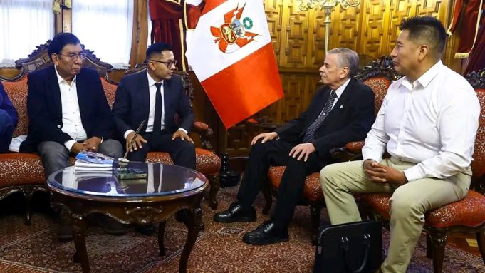 Alcaldes de Puno y Desaguadero piden proyectos a Fernando Rospigliosi