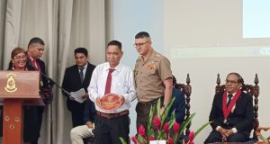 CONDECORAN A EXSUBPREFECTO DE PUINAHUA POR SU GESTIÓN EN LORETO