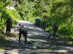 Pobladores del Monzón parchan baches de la carretera nacional PE-14A ante el olvido de las autoridades