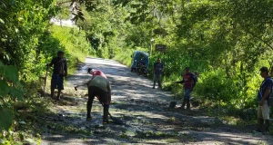 Pobladores del Monzón parchan baches de la carretera nacional PE-14A ante el olvido de las autoridades