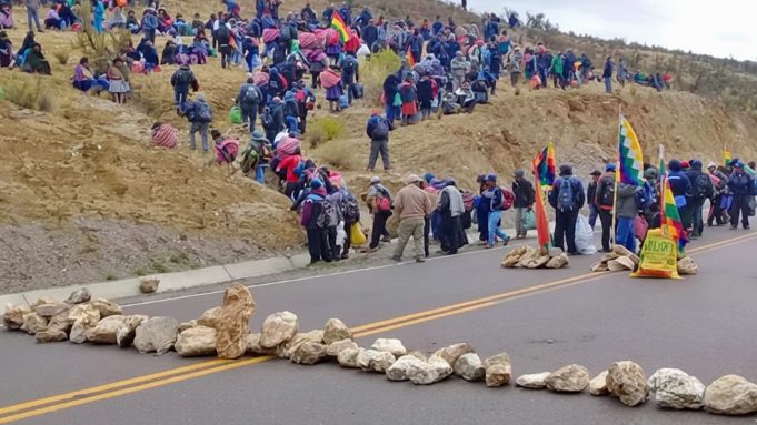 Bloqueos en Bolivia generan 15% de cancelaciones de tours hacia Puno