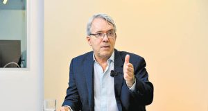 ALFREDO TORRES: “NADIE PUEDE CELEBRAR; LA ELECCIÓN SIGUE SIENDO AJUSTADA”