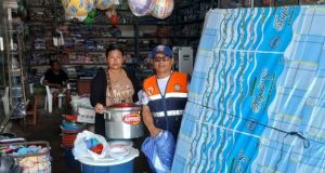 DEFENSA CIVIL BRINDA AYUDA HUMANITARIA A FAMILIA AFECTADA POR INCENDIO EN EL BARRIO MONZANTES