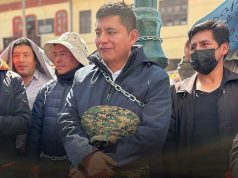 Alcalde Dennys Cuba se encadena para exigir transferencia de S/ 23 millones de utilidades de Caja Huancayo