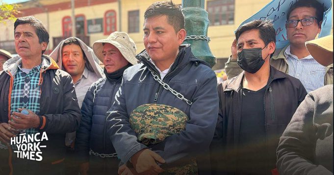 Alcalde Dennys Cuba se encadena para exigir transferencia de S/ 23 millones de utilidades de Caja Huancayo